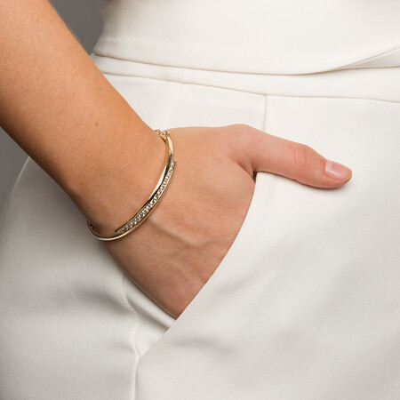 Hinged Bangle with 1 1/2 Carat TW of Diamonds in 10ct Yellow Gold Hinged Bangle with 1 1/2 Carat TW of Diamonds in 10ct Yellow Gold
